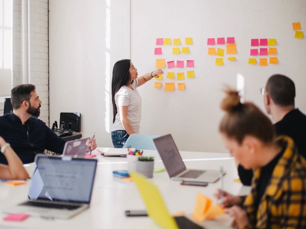 Equipo de MediaGlobal analizando la estrategia de un cliente con notas en la pared