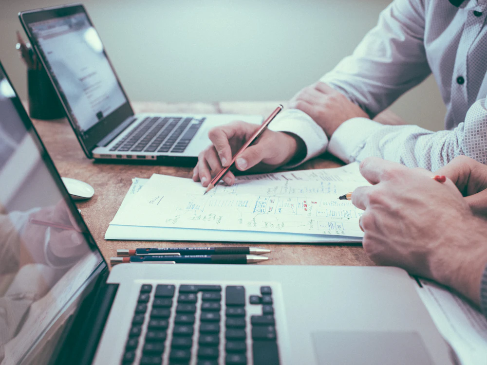 Dos personas de MediaGlobal planificando el proyecto de un cliente