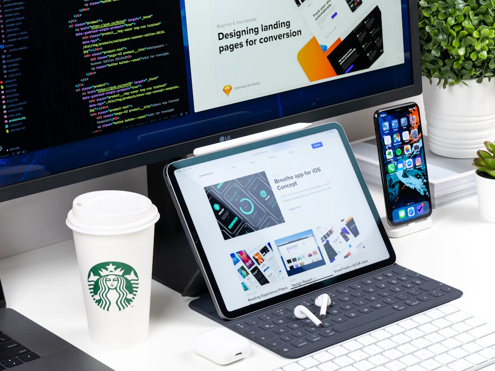 Escritorio de diseño con el boceto de una página web pensada para convertir